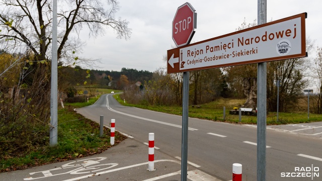 Są nowe drogowskazy na drogach i ścieżkach rowerowych w okolicy Rejonu Pamięci Narodowej.