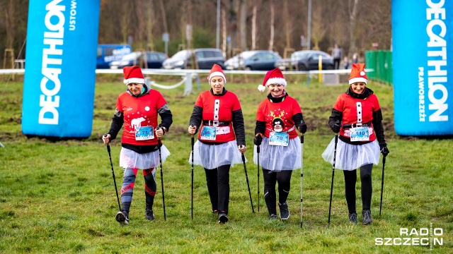 Prawie czterystu średniodystansowców, dwustu miłośników nordic walking i ponad setka dzieci wystartowała w tym roku w ósmym już Biegu Mikołajkowym w Policach.