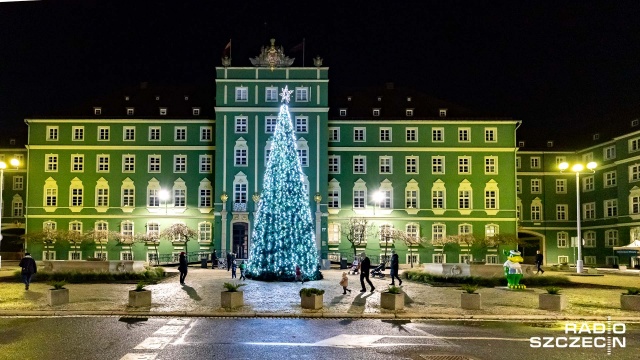 Już od kilku dni cieszy oczy szczecinian - w niedzielę ucieszy jeszcze bardziej. Mowa o ogromnej, 12-metrowej choince, która stanęła przed Urzędem Miasta.