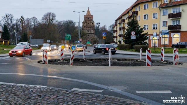 Chojna w budowie, ale już niedługo - dobiegają końca inwestycje związane z budową nowego chodnika i ścieżki rowerowej wzdłuż ulicy Odrzańskiej oraz budowa ronda na skrzyżowaniu ulic Bałtyckiej, Basztowej, Szkolnej i Bolesława Chrobrego.