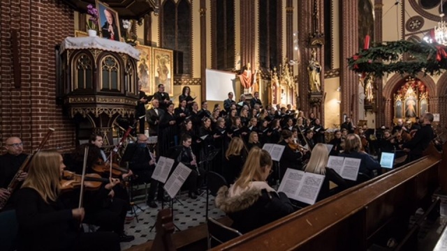 Około 70 artystów, w tym czworo solistów, dwa chóry i orkiestra symfoniczna, wykonało monumentalne Requiem d-moll KV 626 Wolfganga Amadeusza Mozarta w Kościele pw. Świętej Rodziny w Szczecinie. Dzieło zabrzmiało w 229. rocznicę śmierci austriackiego kompozytora żyjącego w XVIII wieku.