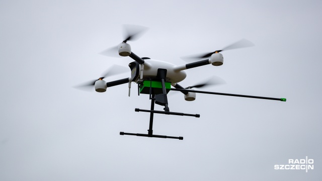 Lata nad miastem i sprawdza, czym szczecinianie palą w piecach. To dron wyposażony w specjalne czujniki wykrywające szkodliwe substancje.