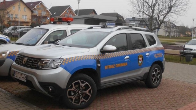 Nowy wóz patrolowy otrzymała Straż Gminna z Rewala. Dzięki pojazdowi z napędem na cztery koła, strażnicy będą mogli dotrzeć w miejsca trudno dostępne, takie jak plaża czy wydmy.