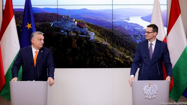 Polska i Węgry z gwarancjami dotyczącymi stosowania unijnego mechanizmu praworządności. Na szczycie w Brukseli przywódcy 27 państw ostatecznie zatwierdzili pakiet budżetowy, którego częścią jest rozporządzenie warunkujące wypłatę środków z budżetu i Funduszu Odbudowy.
