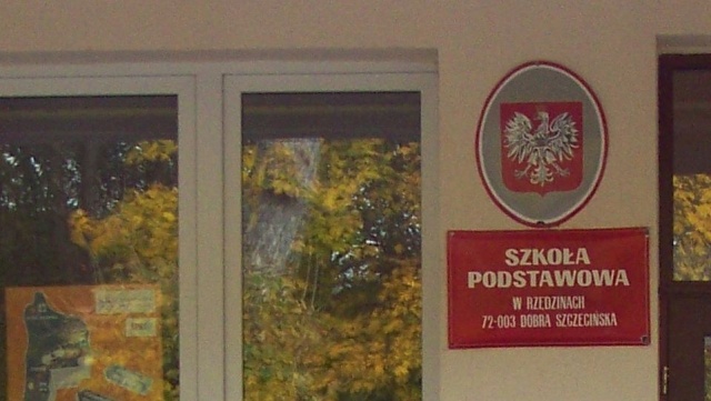 Ocieplona z nową elewacją - tak teraz będzie się prezentować szkoła w Rzędzinach.