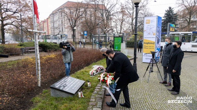 W 39. rocznicę wprowadzenia stanu wojennego przedstawiciele władz województwa i posłowie Prawa i Sprawiedliwości na pl. Grunwaldzkim, przed tablicą upamiętniającą Ofiary Stanu Wojennego złożyli wiązanki kwiatów.