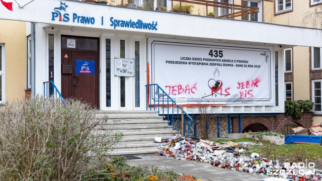 Śmieci przed siedzibą PiS. Miasto (na razie) bezczynne [ZDJĘCIA]