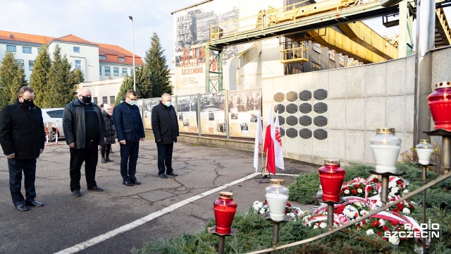 Zapłacili życiem i zdrowiem w imię najwyższych wartości - tak o ofiarach Grudnia03970 piszą prezydent Andrzej Duda oraz premier Mateusz Morawiecki. Listy zostały odczytane podczas uroczystej mszy świętej w kościele pw. św. Stanisława Kostki w Szczecinie.