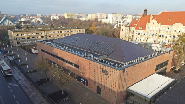 Nowoczesny obiekt powstał przy Zespole Szkół Elektryczno-Elektronicznych w Szczecinie. Oprócz sali gimnastycznej, w budynku zalazły się dwie dodatkowe sale.