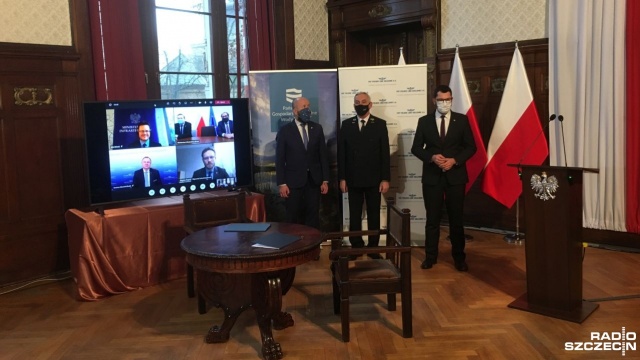 W 2023 roku w Podjuchach będzie nowy dwutorowy most kolejowy na Odrze. We wtorek porozumienie w Zachodniopomorskim Urzędzie Wojewódzkim w sprawie budowy przeprawy, podpisały Wody Polskie i PKP Polskie Linie Kolejowe.