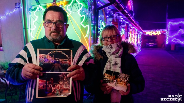 - Dekorowanie domu to nasza rodzinna tradycja - mówią Małgorzata i Tadeusz Babireccy z Chociwla. Gwiazdy, renifery i mnóstwo kolorowych światełek zdobi dom i całe podwórko.