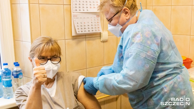 Lekarze ze szpitala przy Arkońskiej w Szczecinie jako pierwsi w regionie zostali zaszczepieni przeciwko koronawirusowi.