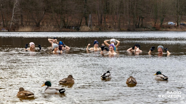 Temperatura ich nie zniechęciła a wręcz zachęciła. Grupa morsów zebrała się nad jeziorem Głębokie, by po raz ostatni w tym roku wejść do wody i się zahartować.