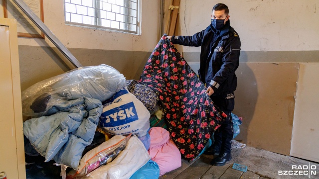 Ponad dwadzieścia osób bezdomnych w Pyrzycach może liczyć na pomoc. Ale miejscowa straż miejska apeluje także do mieszkańców, bo potrzebne są koce, kołdry i ciepłe ubrania.