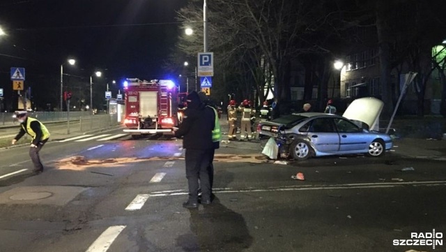 Uwaga kierowcy - utrudnienia w centrum Szczecina. Około godziny 20:30 na skrzyżowaniu alei Wojska Polskiego z ulicą Felczaka zderzyły się dwa samochody osobowe.