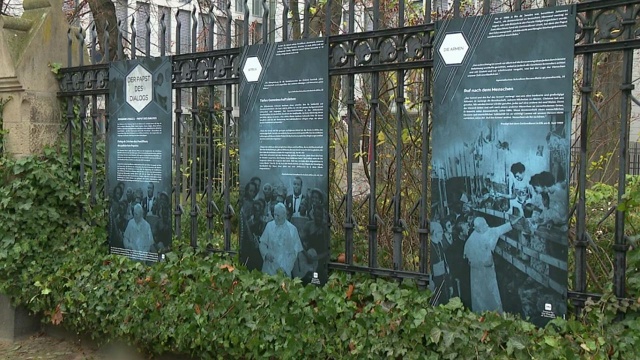 Wystawa Jan Paweł II - Papież Dialogu w Berlinie. Przygotowało ją Centrum Myśli Jana Pawła II w Warszawie we współpracy z polską ambasadą i Instytutem Polskim w Berlinie.