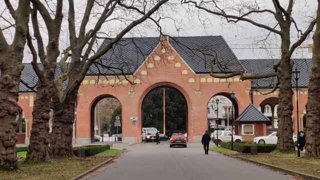 Bez utrudnień wejdziemy już głównym wejściem na Cmentarz Centralny w Szczecinie.