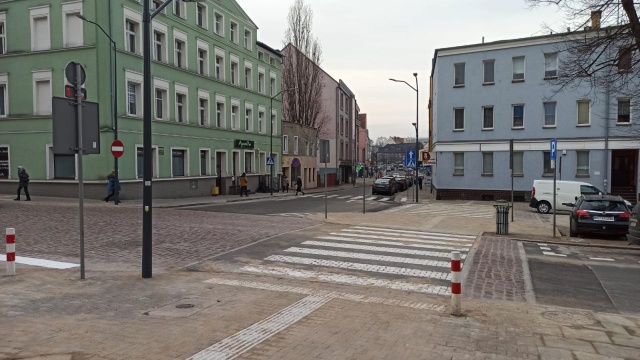 Dodatkowe oświetlenie i podniesione przejście dla pieszych - tak zmieniło się skrzyżowanie ulic Limanowskiego z Wojska Polskiego w Stargardzie.