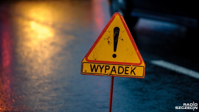 Do zdarzenia doszło w miejscowości Lubno między Kaliszem a Wałczem. Nie ma informacji o rannych, ale kierowcy muszą omijać ten odcinek.