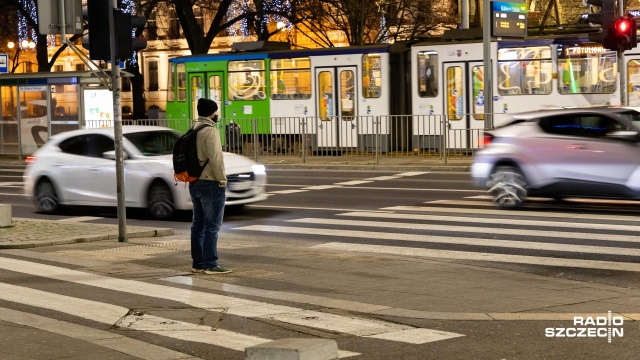 Mniejszy ruch na ulicach, ale wciąż słychać odgłosy fajerwerków. Szczecin po 19, czyli godzinie wyznaczonej by zostać w domu, nie zamarł, ale też nie widać było jakiegoś nadmiernego ruchu.