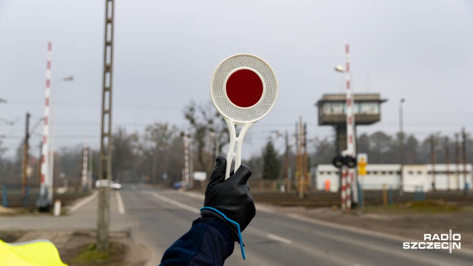 Funkcjonariusze sprawdzają nie tylko dokumenty czy stan trzeźwości kierujących, ale również stan liczników ich pojazdów. Fot. Robert Stachnik [Radio Szczecin]