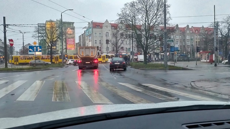 Kierujący Mercedesem Skodą i Peugeotem zderzyli się na pl. Kościuszki. Są kłopoty z przejazdem ul. Krzywoustego w kierunku Bramy Portowej. źródło: Facebook Grupa Suszą! Szczecin
