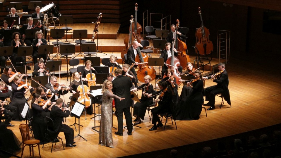 Małgorzata Walewska – sopranistka i Orkiestra Filharmonii im. Mieczysława Karłowicza w Szczecinie pod dyrekcją Rune Bergmana wystąpili we Wrocławiu. Fot. Krzysztof Narożański.