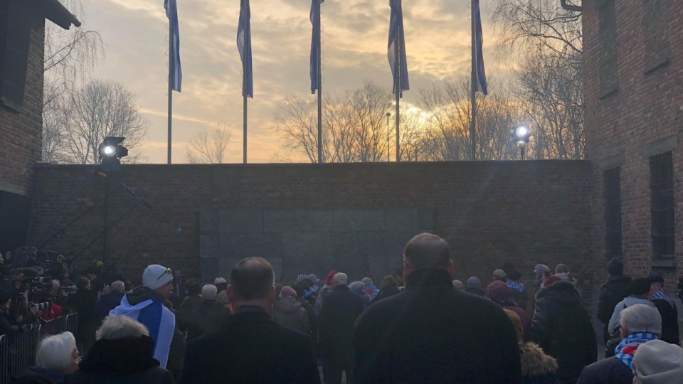 Kilkudziesięciu ocalałych z obozu Auschwitz-Birkenau złożyło wieńce przed Ścianą Straceń. Fot. twitter.com/AuschwitzMuseum