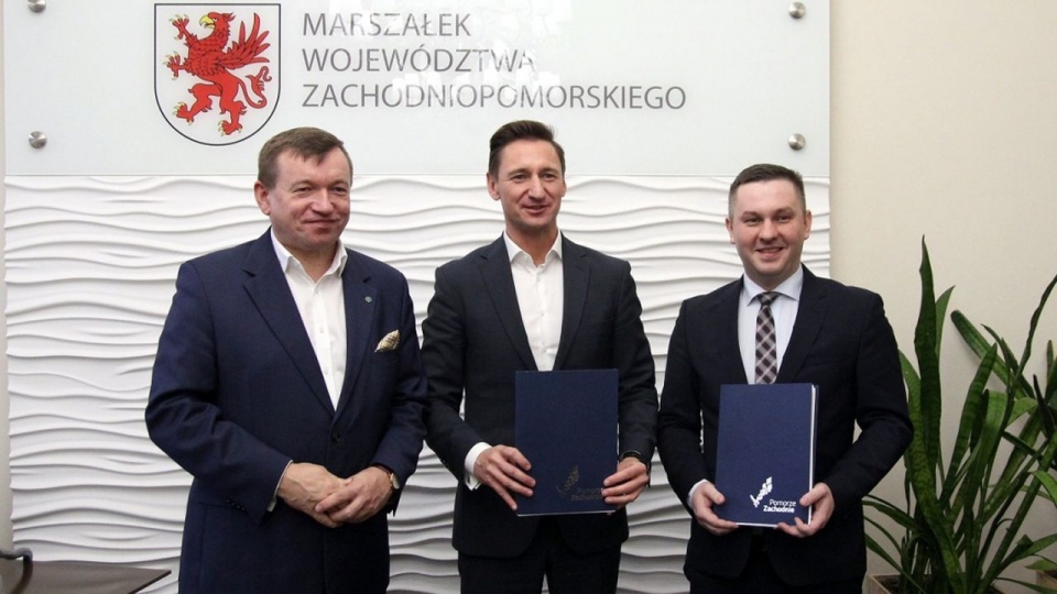 Podpisanie umowy przyznającej finansowe wsparcie gminie Golczewo. Na zdjęciu od lewej: poseł Jarosław Rzepa, marszałek województwa Olgierd Geblewicz oraz burmistrz Golczewa Maciej Zieliński. źródło: wzp.pl/biuro-prasowe/
