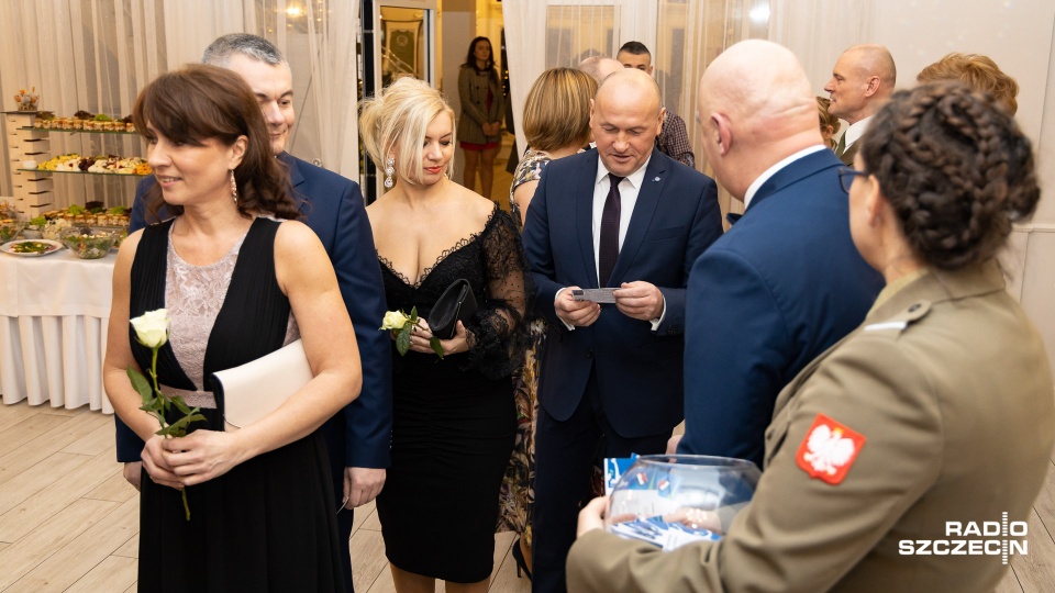W Dworku Bukowy Park w Szczecinie rozpoczął się charytatywny bal, z którego dochód przeznaczony zostanie na rehabilitację dla weteranów i pomoc ich rodzinom. Fot. Robert Stachnik [Radio Szczecin]