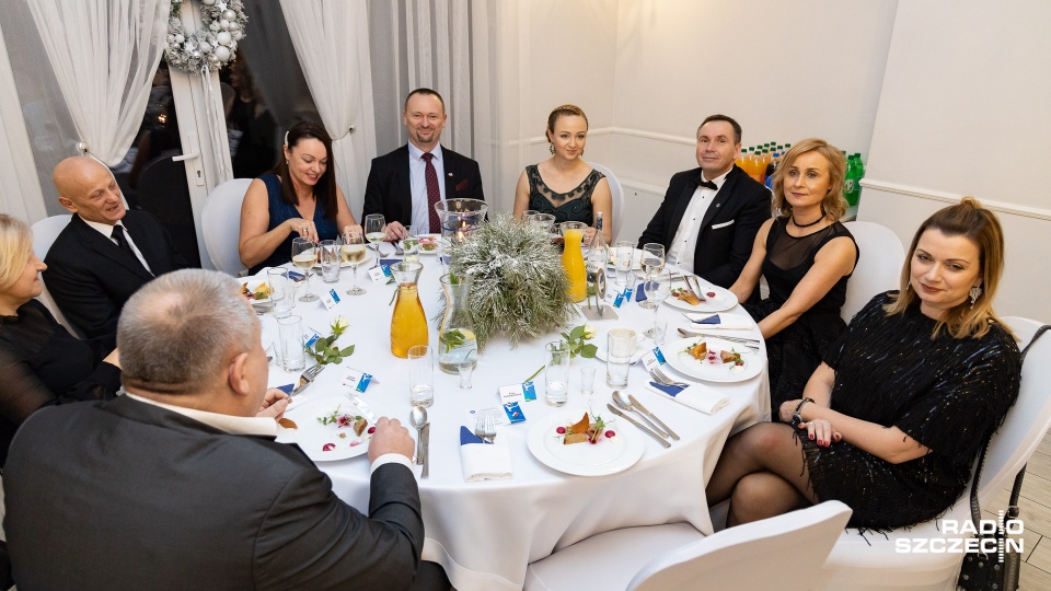 W Dworku Bukowy Park w Szczecinie rozpoczął się charytatywny bal, z którego dochód przeznaczony zostanie na rehabilitację dla weteranów i pomoc ich rodzinom. Fot. Robert Stachnik [Radio Szczecin]