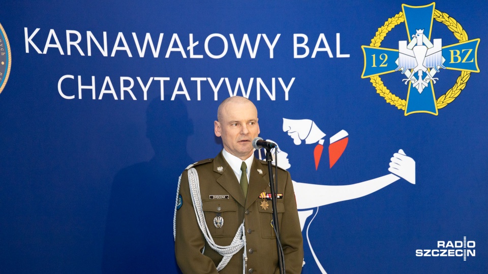W Dworku Bukowy Park w Szczecinie rozpoczął się charytatywny bal, z którego dochód przeznaczony zostanie na rehabilitację dla weteranów i pomoc ich rodzinom. Fot. Robert Stachnik [Radio Szczecin]