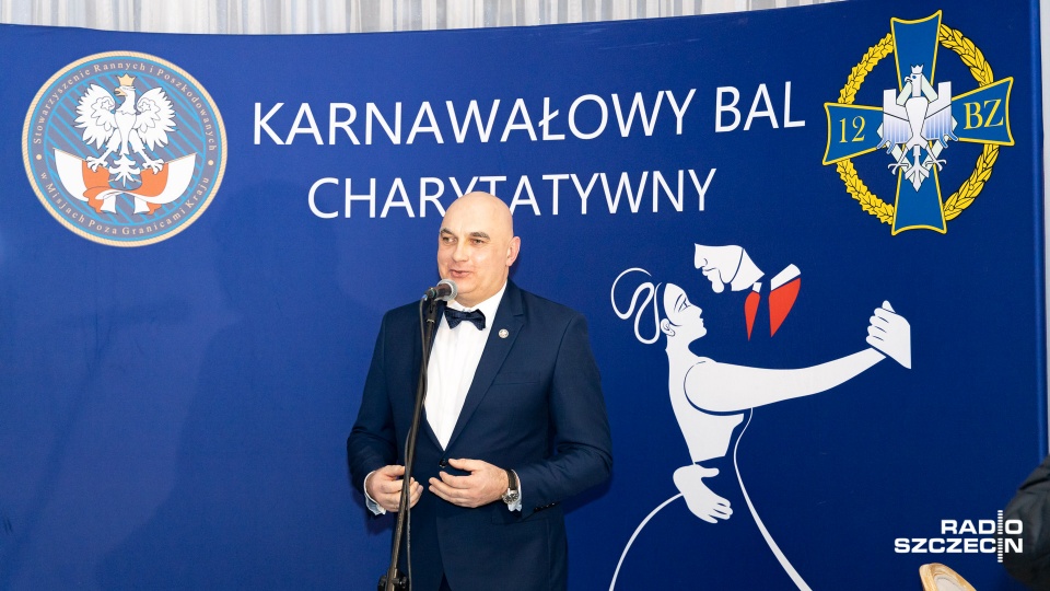 W Dworku Bukowy Park w Szczecinie rozpoczął się charytatywny bal, z którego dochód przeznaczony zostanie na rehabilitację dla weteranów i pomoc ich rodzinom. Fot. Robert Stachnik [Radio Szczecin]