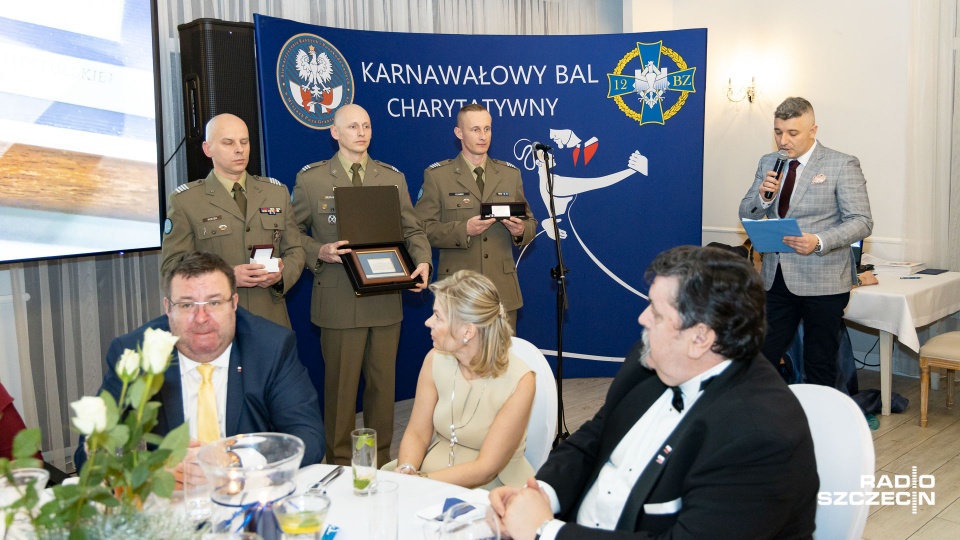 W Dworku Bukowy Park w Szczecinie rozpoczął się charytatywny bal, z którego dochód przeznaczony zostanie na rehabilitację dla weteranów i pomoc ich rodzinom. Fot. Robert Stachnik [Radio Szczecin]