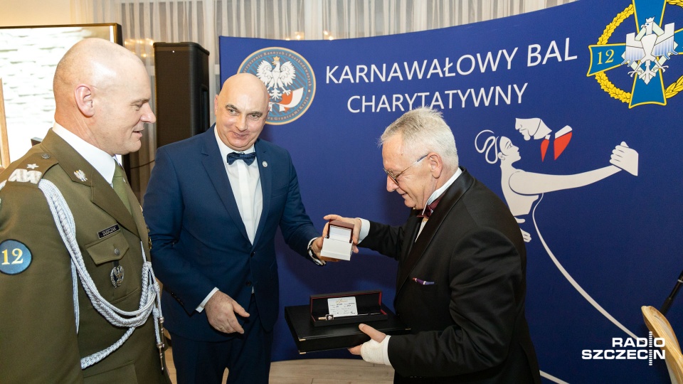 W Dworku Bukowy Park w Szczecinie rozpoczął się charytatywny bal, z którego dochód przeznaczony zostanie na rehabilitację dla weteranów i pomoc ich rodzinom. Fot. Robert Stachnik [Radio Szczecin]