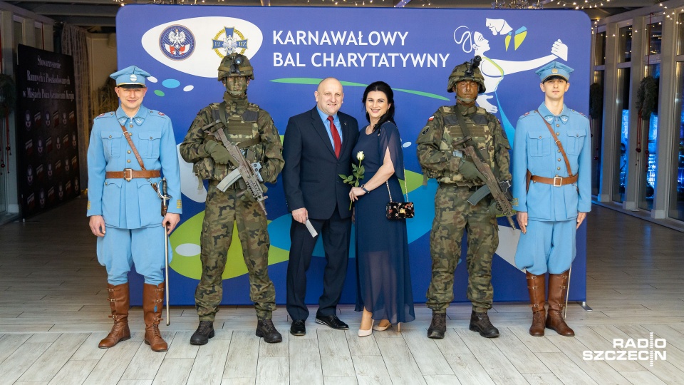 W Dworku Bukowy Park w Szczecinie rozpoczął się charytatywny bal, z którego dochód przeznaczony zostanie na rehabilitację dla weteranów i pomoc ich rodzinom. Fot. Robert Stachnik [Radio Szczecin]