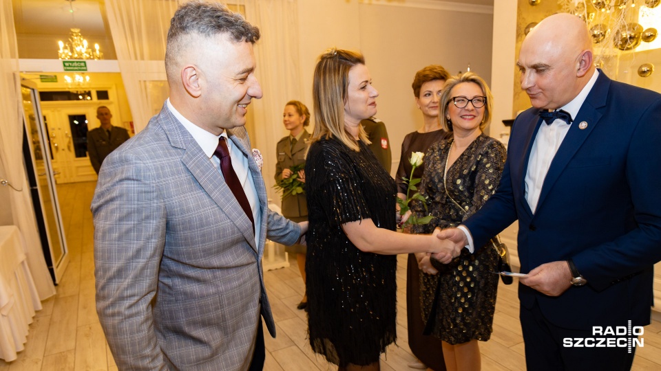 W Dworku Bukowy Park w Szczecinie rozpoczął się charytatywny bal, z którego dochód przeznaczony zostanie na rehabilitację dla weteranów i pomoc ich rodzinom. Fot. Robert Stachnik [Radio Szczecin]