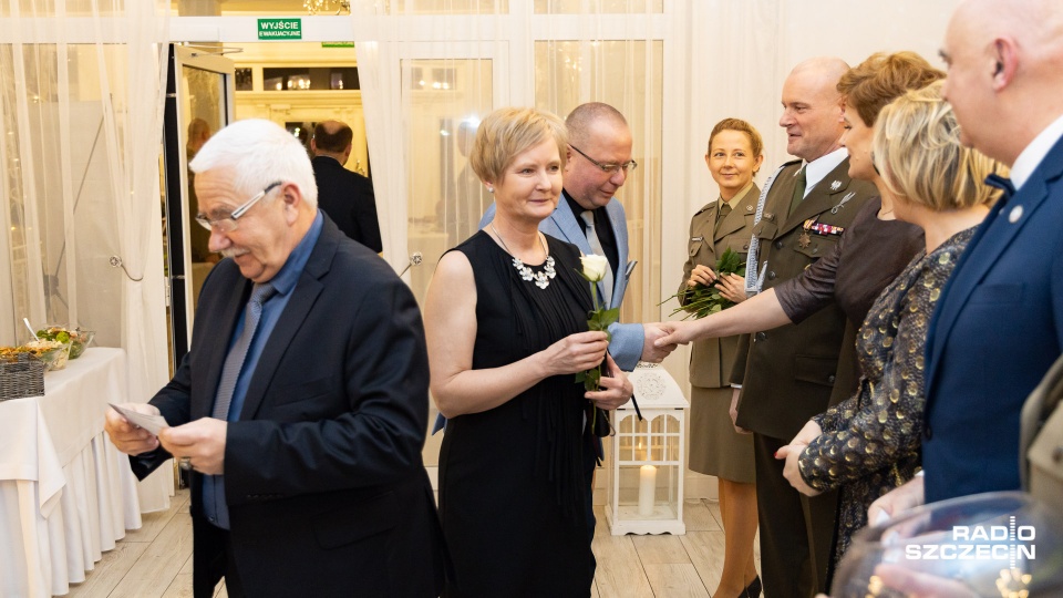 W Dworku Bukowy Park w Szczecinie rozpoczął się charytatywny bal, z którego dochód przeznaczony zostanie na rehabilitację dla weteranów i pomoc ich rodzinom. Fot. Robert Stachnik [Radio Szczecin]