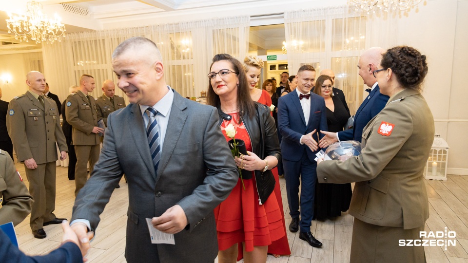 W Dworku Bukowy Park w Szczecinie rozpoczął się charytatywny bal, z którego dochód przeznaczony zostanie na rehabilitację dla weteranów i pomoc ich rodzinom. Fot. Robert Stachnik [Radio Szczecin]