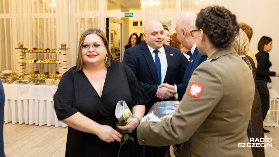 W Dworku Bukowy Park w Szczecinie rozpoczął się charytatywny bal, z którego dochód przeznaczony zostanie na rehabilitację dla weteranów i pomoc ich rodzinom. Fot. Robert Stachnik [Radio Szczecin]