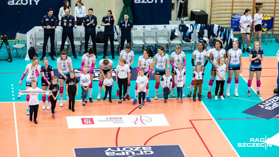 Niepokonane w rozgrywkach o mistrzostwo Polski siatkarki Grupa Azoty Chemik sprawiły swym kibicom niespodziankę. Fot. Robert Stachnik [Radio Szczecin]