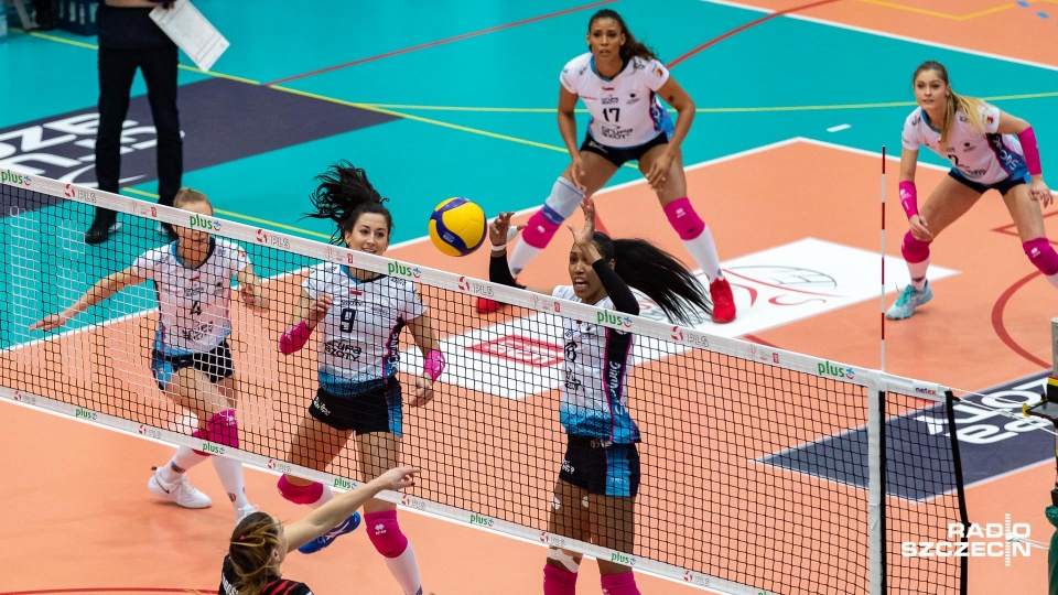 Niepokonane w rozgrywkach o mistrzostwo Polski siatkarki Grupa Azoty Chemik sprawiły swym kibicom niespodziankę. Fot. Robert Stachnik [Radio Szczecin]