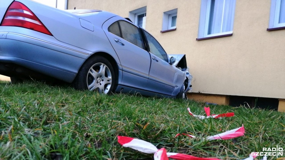 Prowadzący samochód 28-letni mężczyzna stracił panowanie nad kierownicą na pobliskim rondzie i zatrzymał się dopiero na ścianie budynku. Fot. Przemysław Polanin [Radio Szczecin]
