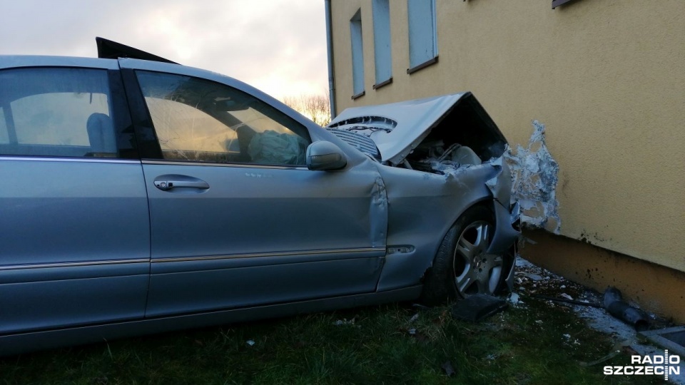 Prowadzący samochód 28-letni mężczyzna stracił panowanie nad kierownicą na pobliskim rondzie i zatrzymał się dopiero na ścianie budynku. Fot. Przemysław Polanin [Radio Szczecin]