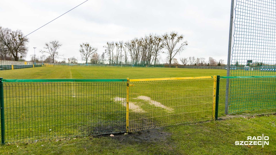 Docelowo na nowym stadionie Świtu Skolwin powstanie także nowy budynek klubowy czy też trybuny dla tysiąca kibiców. Fot. Robert Stachnik [Radio Szczecin]