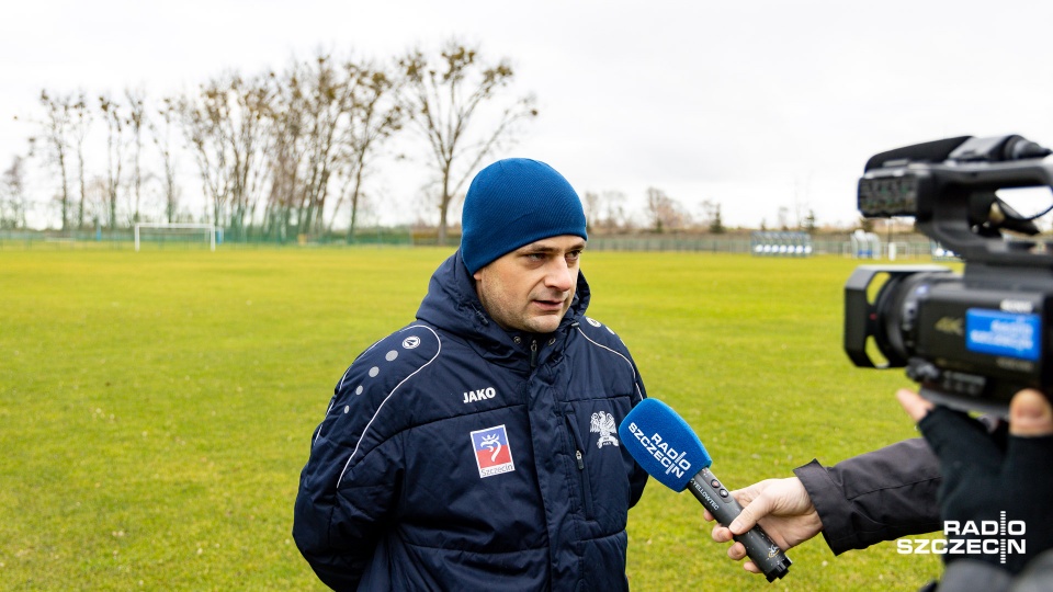 Docelowo na nowym stadionie Świtu Skolwin powstanie także nowy budynek klubowy czy też trybuny dla tysiąca kibiców. Fot. Robert Stachnik [Radio Szczecin]