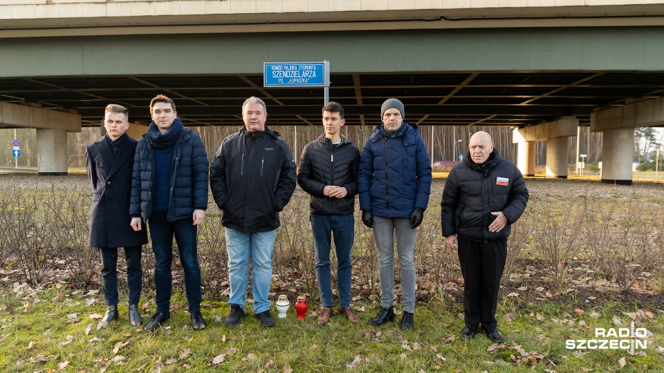 Biało-czerwone znicze zapalili na rondzie podpułkownika Zygmunta Szendzielarza, pseudonim "Łupaszka" w Szczecinie działacze Prawa i Sprawiedliwości. Fot. Robert Stachnik [Radio Szczecin]