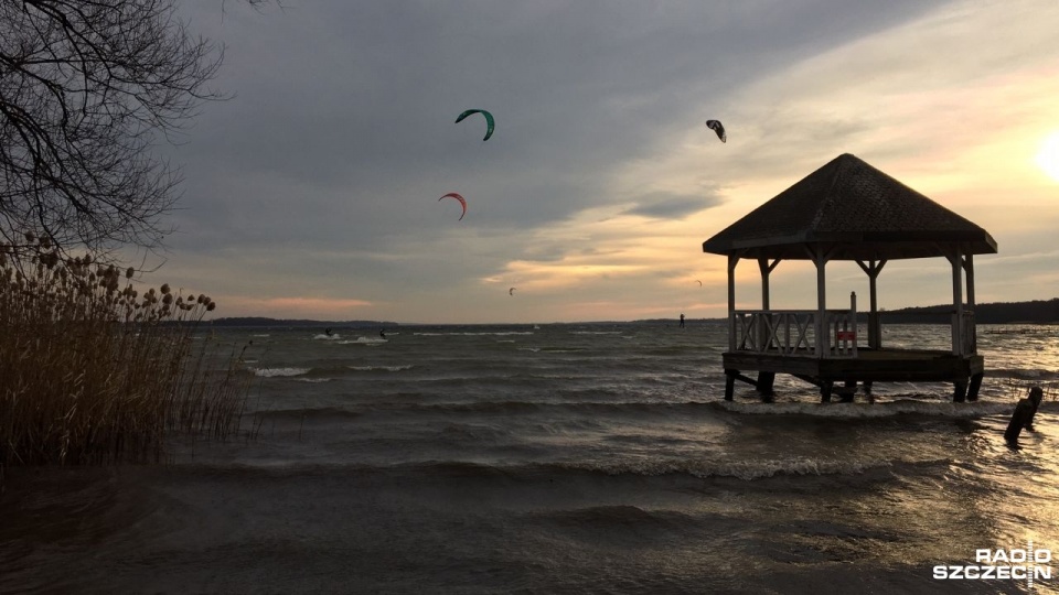 Wiatr wykorzystują nad Miedwiem kitesurferzy. Fot. Sławomir Orlik [Radio Szczecin]