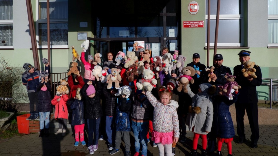 Zbiórka trwała w ramach akcji "Misie Ratownisie - Podziel się Pluszakiem". źródło: http://slawno.policja.gov.pl/zsl/aktualnosci/aktualosci/31528,Misie-Ratownisie-przekazane-policjantom.html