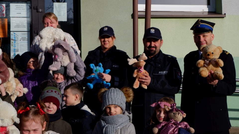 Zbiórka trwała w ramach akcji "Misie Ratownisie - Podziel się Pluszakiem". źródło: http://slawno.policja.gov.pl/zsl/aktualnosci/aktualosci/31528,Misie-Ratownisie-przekazane-policjantom.html